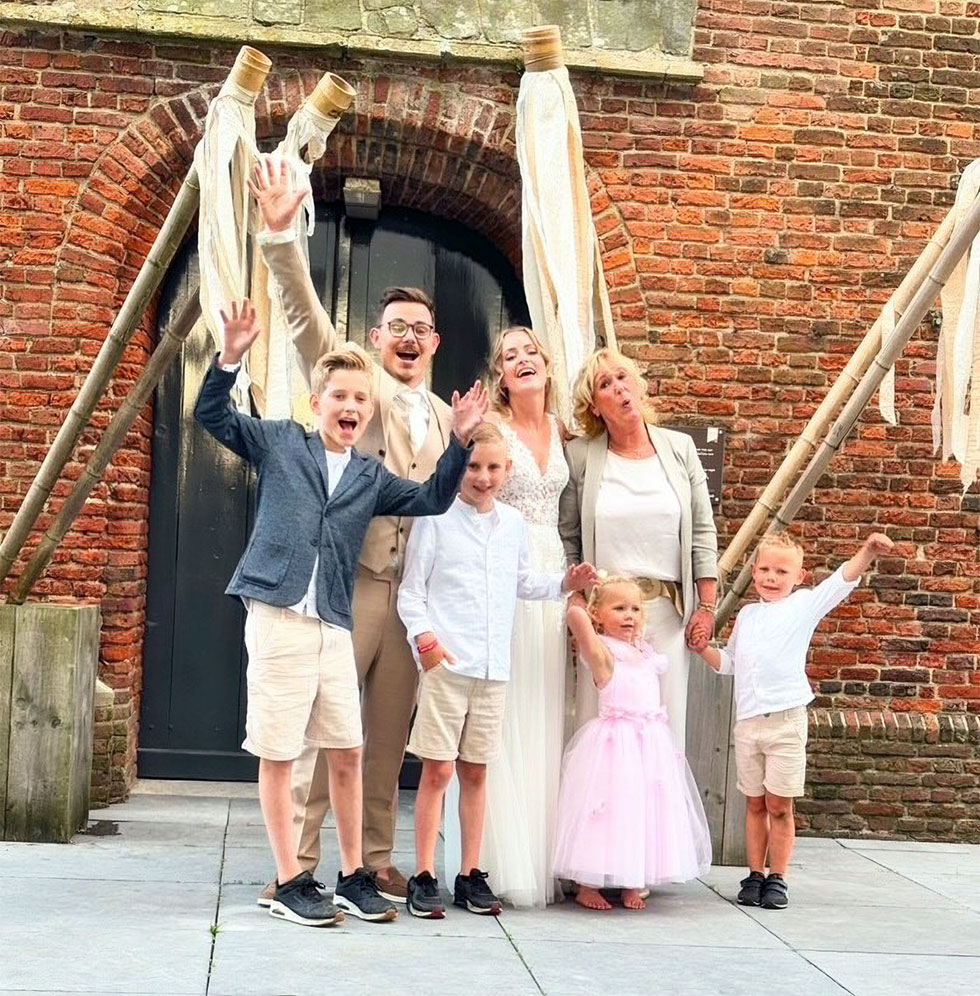 Trouwen met het hele gezin, familie en vrienden.